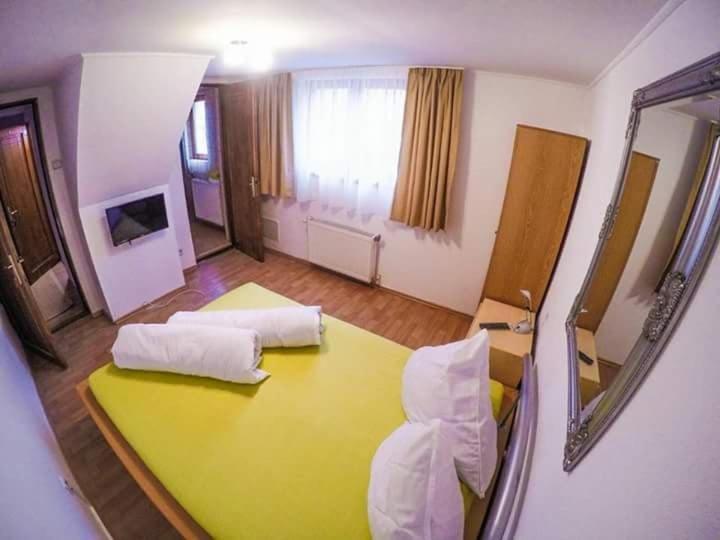 Отель Casa Germana Lupeni  Экстерьер фото
